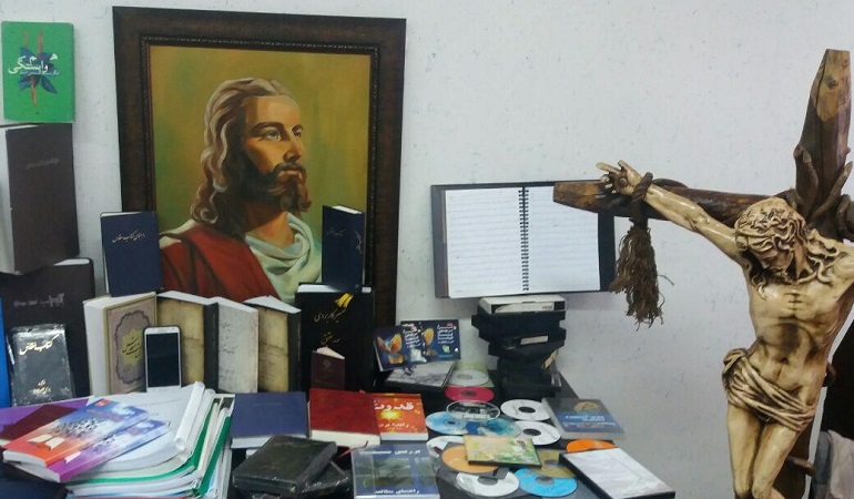 سپاه دست به انتشار عکس های کتاب های مسیحی توقیف شده زد